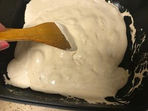 中小火熬到棉花糖起大泡沸腾的状态转小火。