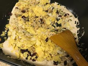 一次性加入所有坚果、蔓越莓、玉米脆片。