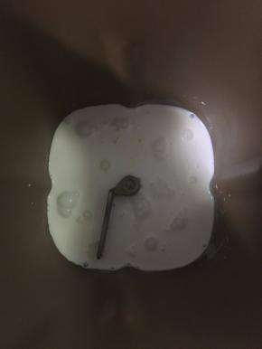 先将液体材料（淡奶油、牛奶、全蛋液）倒入面包机桶。