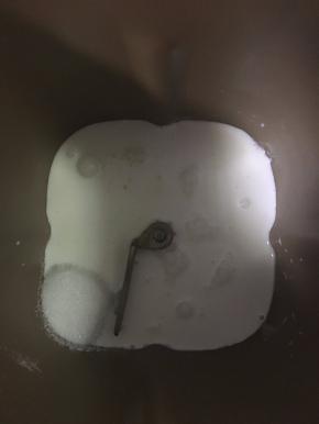 将糖加在面包桶一角，盐加在对角处。