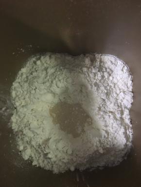 再倒入干粉（高粉和低粉），用手将粉中间挖个洞，倒入酵母。