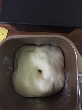 一发，直接在面包机中进行，选择发酵功能，发酵至手指戳洞，不回缩不塌陷。约40分钟。
