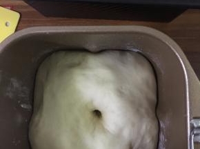 一发，直接在面包机中进行，选择发酵功能，发酵至手指戳洞，不回缩不塌陷。约40分钟。