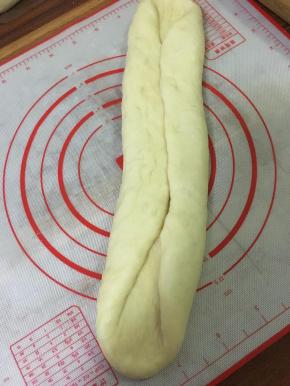 将面饼左右折叠。