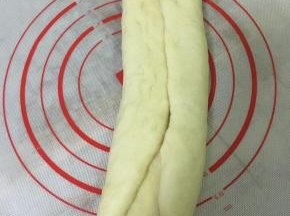 将面饼左右折叠。