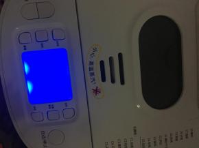 选择面包和面程序，和面约30分钟即可。（因为没有学过怎么检查手套膜，所以我就没有拿出来拉膜了）。夏季温度高，建议开盖和面。