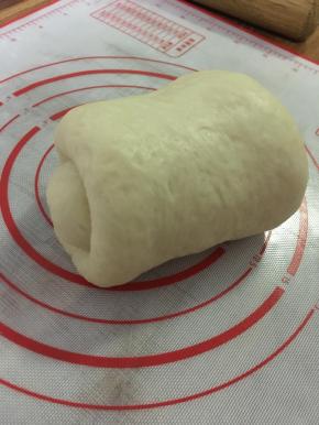 从上至下卷起来。