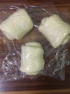 将面卷盖上保鲜膜，松弛10分钟。再擀长，对折，卷起，约卷3-5卷即可。