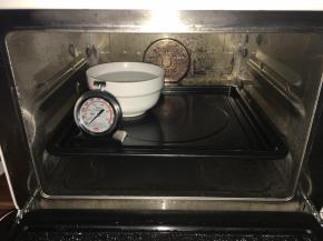 在松弛面卷的时候，先放一碗热水到烤箱中，关上烤箱，使蒸汽布满烤箱中。