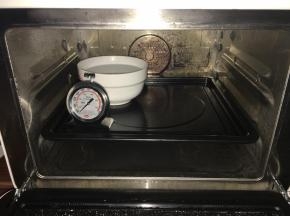 在松弛面卷的时候，先放一碗热水到烤箱中，关上烤箱，使蒸汽布满烤箱中。