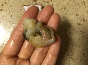 扇贝肉去掉内脏，就是黑黑的那团，贝壳洗净备用。