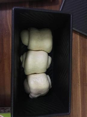 将面卷，放入黑金刚中。（原谅我整形有点丑哈，嘿嘿）。