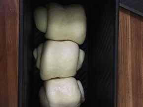 将面卷，放入黑金刚中。（原谅我整形有点丑哈，嘿嘿）。