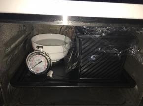 这时候不用盖子，轻轻搭上一张保鲜膜，放入烤箱中发酵。