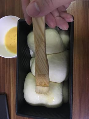 发酵约8成满（约40分钟），在表面刷上鸡蛋液。烤箱预热180度，烤35分钟。（后来看成品黑金刚上色传热太厉害了，下次试试170度30分钟）。