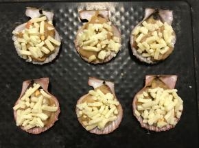 撒上马苏里拉芝士。