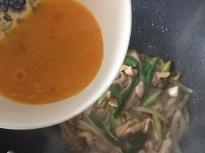 在锅中央倒入适量鸡蛋液