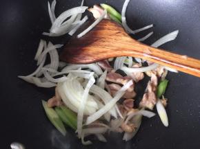加入洋葱炒