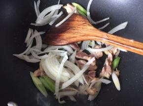 加入洋葱炒