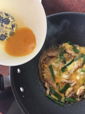 稍微凝固后在周围倒入剩余鸡蛋液