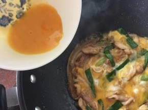 稍微凝固后在周围倒入剩余鸡蛋液