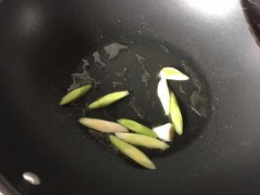 锅里热油后爆香蒜段