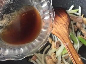 倒入汤汁炒