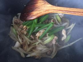 然后加入葱段炒