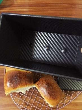 烤好后，拿出，趁热倒扣脱模。“bang”的一声，吐司就掉出来了。可以看到黑金刚内部什么都没有残留，这张图也能看到底部的三个排气孔。