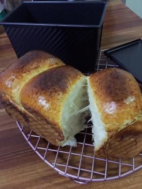 成品图。用手撕开，可以看到拉丝。（蛋液刷得不太均匀，下次试试喷蛋液和牛奶混合物）。