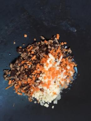 锅里热油，把胡萝卜、土豆、香菇放入锅中，炒出香味