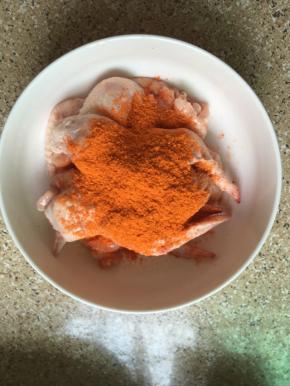 把去好骨的鸡翅放上烤肉料