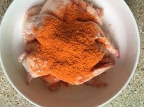 把去好骨的鸡翅放上烤肉料