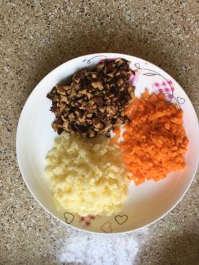 把香菇、胡萝卜、土豆切碎，尽量切碎一点