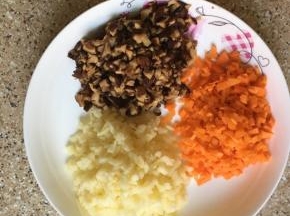 把香菇、胡萝卜、土豆切碎，尽量切碎一点