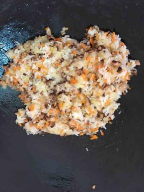 加入适量的酱油和盐翻炒均匀即可，装起晾凉