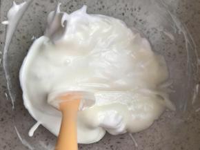 再倒回蛋白糊中，搅拌均匀搅拌手法是上下划，这样比较不容易消泡，稍微搅拌几下就混合了，千万不要搅拌过度消泡。