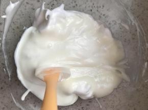 再倒回蛋白糊中，搅拌均匀搅拌手法是上下划，这样比较不容易消泡，稍微搅拌几下就混合了，千万不要搅拌过度消泡。