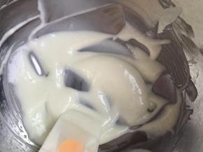 把奶粉15克和玉米淀粉10克混合过筛到酸奶中，搅拌至没有颗粒非常细腻。