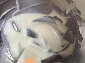 把奶粉15克和玉米淀粉10克混合过筛到酸奶中，搅拌至没有颗粒非常细腻。