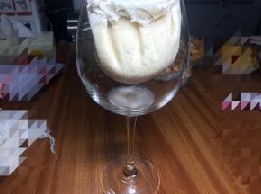 首先说一下酸奶，可以用自己制作的酸奶，前边一个菜谱我写了如何制作比较浓稠的酸奶，如果没有可以用老酸奶或者儿童酸奶来制作，最好比较浓稠的，固体的酸奶，如果你的酸奶比较稀，那么用一块干净的纱布，包裹酸奶像如图一样，滤几个小时，滤出一些乳清，这样酸奶也能稍微固体些，液体多的酸奶后期的奶粉和淀粉也可以酌情增加，我用的是自己制作的酸奶来做溶豆。