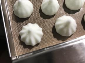 这个是用比较密的花嘴实验挤出来的，花纹刚挤完就没了，张力导致它们太近都融合了。