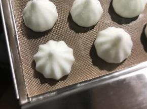 这个是用比较密的花嘴实验挤出来的，花纹刚挤完就没了，张力导致它们太近都融合了。