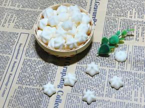 烤好的溶豆到时间后关掉烤箱，在里面再闷个20分钟，再取出，不粘底就是熟了，轻松从油布可以拿下来。