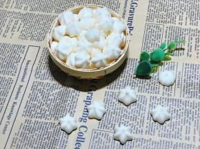 烤好的溶豆到时间后关掉烤箱，在里面再闷个20分钟，再取出，不粘底就是熟了，轻松从油布可以拿下来。