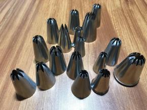 首先是花嘴的选择，众多带齿的曲奇花嘴中，我挑选的是中等大小，齿较深而宽的，因为溶豆的面糊不像曲奇的面糊是比较立整的，张力很大，不整齐，如果选择非常紧密的齿，挤出来花纹棱角是没有的，融为一摊，而比较深的原因是棱角更突出，也是一个道理