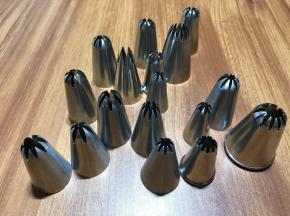 首先是花嘴的选择，众多带齿的曲奇花嘴中，我挑选的是中等大小，齿较深而宽的，因为溶豆的面糊不像曲奇的面糊是比较立整的，张力很大，不整齐，如果选择非常紧密的齿，挤出来花纹棱角是没有的，融为一摊，而比较深的原因是棱角更突出，也是一个道理