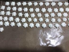 7082挤出来的，灯光拍的不好，其实是有花纹的，一会儿看成品就知道了。