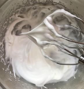 蛋白一个，我做过测试，32-38克的蛋白都可以，一个中等大小的鸡蛋的蛋白就够，对于蛋白量要求不高，打至干性发泡，这里说一下，干性泡，不能打的不到位，容易消泡，也不能打过了，就是很正常的干性泡。提起打蛋器有个直立的尖角，蛋白光滑有光泽。蛋白加柠檬汁打发，分3次加入糖。