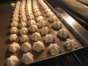 90度烤一个小时，每个人烤箱不同温度火力大小也不同，图中是在烤箱烤了40分钟的状态，花纹没有消失太多